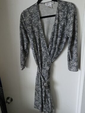 Jones New York Gray and White Floral Wrap Midi Dress